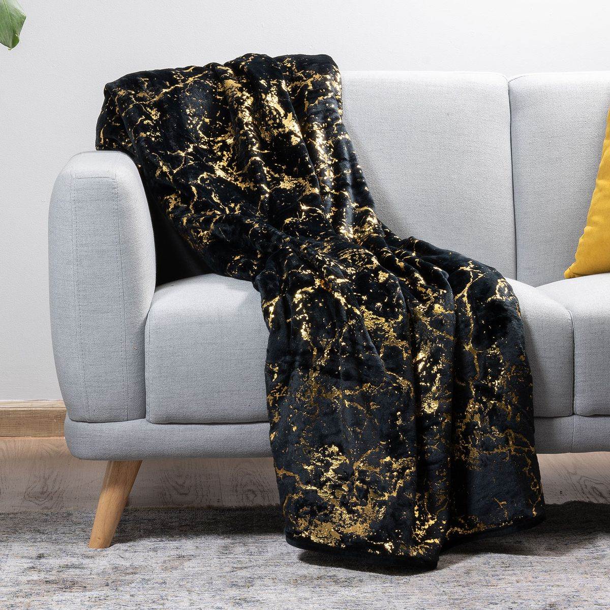 Sesli Plush Throw Black & Gold Pattern Smartware